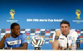 Juan Carlos García (izquierda) y el estratega Luis Fernando Suárez en conferencia de prensa en Brasil.