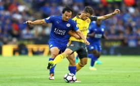 Leicester City's English striker Jamie Vardy (2L) celebrates scoring the opening goal during the English Premier League football match between Leicester City and Arsenal at King Power Stadium in Leicester, central England on November 9, 2019. (Photo by Oli SCARFF / AFP) / RESTRICTED TO EDITORIAL USE. No use with unauthorized audio, video, data, fixture lists, club/league logos or 'live' services. Online in-match use limited to 120 images. An additional 40 images may be used in extra time. No video emulation. Social media in-match use limited to 120 images. An additional 40 images may be used in extra time. No use in betting publications, games or single club/league/player publications. /