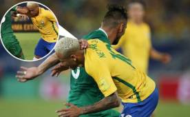 El momento en que el boliviano Yasmani Georges Duk le pegó el codazo a Neymar. Foto EFE.