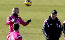 Benzema se entrena ante la vista y paciencia del técnico Carlo Ancelotti.