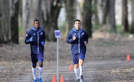 José David Velásquez entrenando junto al seleccionado uruguayo Jorge Fucile. (FOTO: Cortesía).