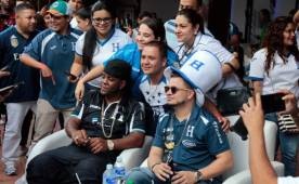 Jowell fue muy asediado por los fanáticos en el Estadio Virtual.