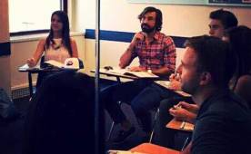Andrea Pirlo tomando clases de inglés junto a sus compañeros en Nueva York.