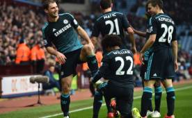 Willian le hace reverencia a Ivanovic tras el golazo que marcó para el 2-1 ante Aston Villa. (AFP)
