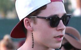 Brooklyn Beckham presume de un nuevo tatuaje.