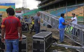 Trabajadores en el Morazán tratan de desmontar la tarima que estaba colocada sobre el césped. Foto Melvin Cubas