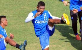 Carlo Costly realiza estiramientos durante sus entrenamientos con la Selección que se prepara para los partidos ante El Salvador. FOTO: Ronald Aceituno