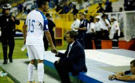 Esta imagen vale más que mil palabras. Jorge Luis Pinto sentado en el banquillo sin poder creer lo que pasó.