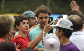 El español Rafael Nadal hizo feliz a muchos niños de Buenos Aires al ponerse a pelotear con ellos. Foto EFE