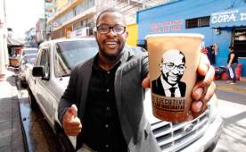 Darío Welcome ahora tiene tres puestos de horchatas. 'Comienzo a trabajar a las 5:00 am y llego en la casa en la noche hasta que salgo de la universidad'.