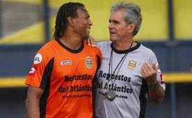 Carlos Pavón mostró total apoyo al técnico Mario Zanabria y expresó que la culpa de lo que ocurre en Real España la tienen 'los dirigentes'. Foto DIEZ