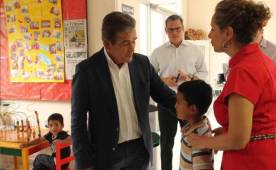 Jorge Luis Pinto dialoga con uno de los pequeños de Operación Sonrisa.