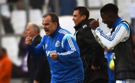 El 'Loco' Bielsa festejando en el área técnico uno de los gole ante Lille. (AFP)