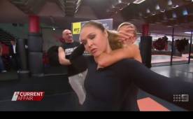 Momento que Ronda Rousey tuvo que recibir la ayuda de su asistente.
