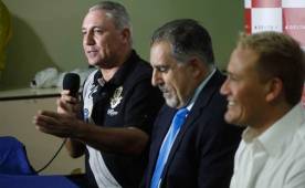 Hristo Stoichkov estuvo en San Pedro Sula en la despedida de Carlos Pavón y en declaraciones arremetió contra la FIFA, UEFA y el Balón de Oro. Foto Neptalí Romero