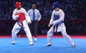 Miguel Ferrera mientras peleaba este domingo en los Juegos Centroamericanos contra René Lizárraga.