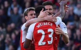Y entre la 'guerra' de aficionados el Arsenal dominó el partido pero careció de acierto hasta que Welbeck, que había empezado en el banquillo, desequilibró la balanza. Foto AFP