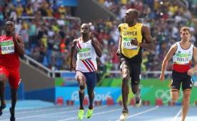El atleta jamaicano Usain Bolt no tuvo problemas para llevarse la victoria en su heat eliminatorio en los 200 metros.