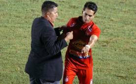 Tras su gol al Real Sociedad, Marcelo Canales corrió al banquillo para dedicarlo al técnico debutando Elvin López y a Maradiaga. Foto DIEZ