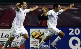 Jonathan Bornstein celebra su gol en el último minuto a Costa Rica rumbo a Sudafrica 2010, marcando así un empate que mandaría a los ticos al repechaje.