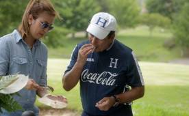 Jenny Fernández preparó las baleadas y compartió con el seleccionador de Honduras.