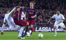 Luis Suárez recibió una falta por la espalda de Ramos que merecía la amarilla porque se perfilaba con opción a gol.