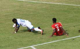 Al minuto 30 se hizo presenta la jugada polémica del partido entre Honduras y Canadá.