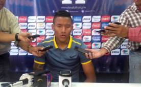 El jugador Luis Garrido cuando atendía a los medios de comunicación en las oficinas de la FENAFUTH tras conocer la resolución de su conflicto con Olimpia.