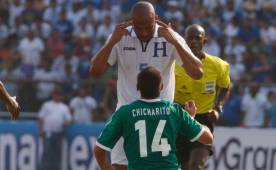 En su último duelo en San Pedro Sula con Honduras ante México, Muma tuvo un fuerte encontronazo con Chicharito Hernández.