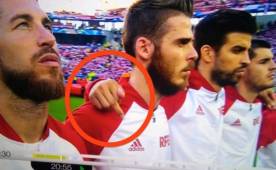 Momento en que Gerard Piqué realizó el gesto a la cámara en el momento que se entonaba el himno.