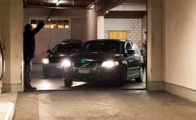 Dos vehículos de la policía suiza saca a los dirigentes de FIFA, en uno iba Alfredo Hawit. Foto New York Times