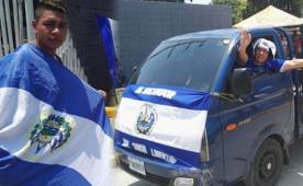 Estos dos aficionados salvadoreños ya aguardan en el estadio Olímpico para el duelo ante Honduras. FOTO: El Gráfico
