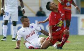 Arnold Peralta fue expulsado contra el Vida, luego de esta fuerte entrada en contra de Bryan Moya.