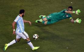 Así remató Higuaín ante la salida de Bravo, pero su remate se fue a un lado.