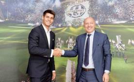 Morata siendo presentado como nuevo fichaje d la Juventus de Italia.