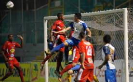 Ángel Tejeda se despachó un bonito gol ante el Vida en el estadio Morazán, muchos lo comparan con los que anota Zlatan Ibrahimovic. Foto Neptalí Romero