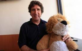 Héctor Vargas junto a su león de peluche que tiene en su hogar.