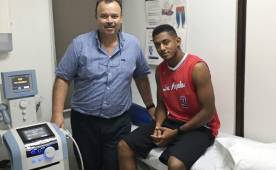 El médico Óscar Benítez junto al delantero de la Selección Choco Lozano durante la evaluación médica.
