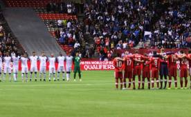 Momento en que ambas selecciones respetaban el minuto de silencio.