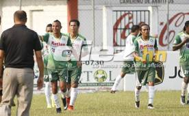 Ovidio Lanza celebra el primer gol de los visitantes, clave en ese momento. Fotos Javier Rosales.