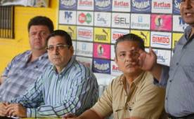 Los organizadores del partido de despedida de Carlos Pavón en conferencia de prensa.