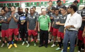 Monseñor Garachana se declaró aficionado del Marathón y les dio palabras de motivación para la vuelta del repechaje ante Real España. Foto Delmer Martínez