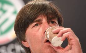 Joachim Löw bromeó con un café expreso italiano ante los medios. Foto EFE.