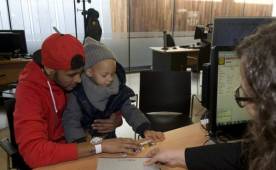 Neymar junto a su hijo al momento de hacer el trámite en las oficinas del Barcelona.