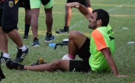 Claudio Cardozo se mantuvo al margen solo observando el entrenamiento de este jueves. (Foto: DIEZ)
