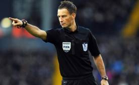 El árbitro inglés de 41 años tendrá el honor de dirigir la Champions.