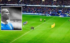 Los jugadores abrazados unos a otros rindieron un minuto de silencio.