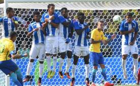 Los jugadores de la Selección de Honduras en el partido frente a Brasil de semifinales cuando se perdió 6-0 el pasado miércoles. Foto Juan Salgado