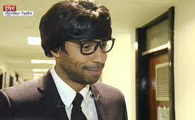 Thiery Henry se disfrazó como profesor y sorprendió a una estudiante en Gales al brindarle un premio.