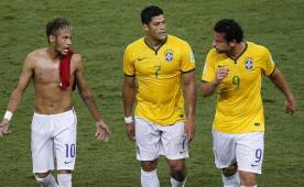 Neymar platica con Fred al final del primer tiempo en el juego contra Colombia.